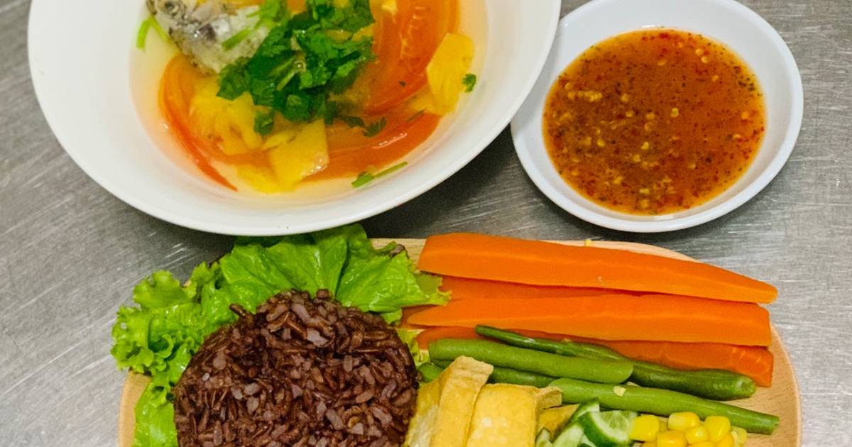 Cơm gạo lứt mix rau củ + canh cá chua ngọt