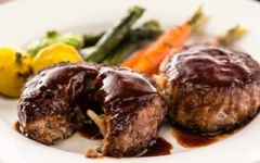 Cho thịt bò hamburger ra đĩa, chan nước sốt lên là xong. Bạn có thể ăn cùng với rau củ, cơm hoặc bánh mì đều được.