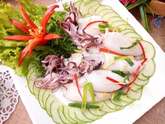 Cho mực hấp ra đĩa trang trí vài nhánh ngò rí. Khi thưởng thức mực hấp gừng bạn chấm kèm với mắm gừng hoặc tương ớt nhé.
