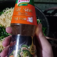 Cho bơ lạc vào chảo, cùng với tỏi băm. Phi thơm tỏi. Sau đó cho cải bó xôi vào xào chín đều tiếp đó cho mì trứng vào trộn đều cùng rau. Sau đó nêm 2 muỗng canh xốt nêm knorr heo và đảo đều 1 lần nữa. Sau đó nêm lại vừa ăn cùng xốt nêm. Sau đó tắt bếp. Bày trí ra đĩa cùng với topping trứng hoặc topping gì các bạn muốn ăn cùng.