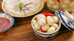 Món cà pháo ngâm ăn kèm thịt luộc, rau luộc giúp bữa cơm thêm trọn vị. Lưu ý là bạn chỉ nên muối khoảng 1 kg cà pháo, không nên muối quá nhiều, ăn không kịp, để lâu nước cà nổi váng trắng, ăn cà pháo lúc này không còn ngon nữa.
