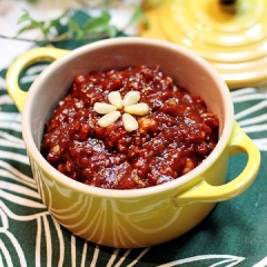 Vậy là món thịt bò xào kiểu Hàn Quốc đã hoàn thành. Ăn kèm với viên cơm trắng đặt trên miếng rong biển thật hấp dẫn này!