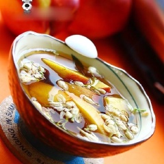 Múc chè ra chén và thưởng thức nhé!
