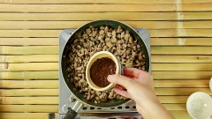 Làm nóng chảo, bạn cho dầu ăn vào. Dầu nóng thì xào thơm hằm băm, tỏi băm, và sả băm. Sau đó thì cho thịt đã ướp lúc nãy vào, xào săn. Nếu bạn thấy thịt khô quá có thể cho thêm một chút xíu nước và dầu ăn. Đến khi thịt ngã màu vàng nâu thì bạn cho tiếp mắm tép vào. Đảo đều tiếp 3 phút nữa thì tắt bếp, sau đó cho hành lá vào cho thơm. Xong rồi, dọn món và thưởng thức nào. Mắm tép có vị mặn đặc trưng và thịt lúc đầu cũng đã ướp rồi nên khi xào không cần nêm đậm nữa.