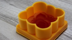 Sau khi đã hòa tan đều các loại màu, tiếp theo đổ màu lá cẩm vào khuôn đầu tiên khoảng 1/3 khuôn bánh trung thu, để vào ngăn mát tủ lạnh khoảng 5-10 phút để rau câu đông lại. Sau đó lấy khuôn rau câu ra, cho bánh flan vào rồi đổ lớp màu trắng của sữa đặc vào. Cũng để khoảng 5-10 phút để rau câu đông. Và lớp cuối cùng là lớp màu xanh lá dứa. Đưa khuôn vào tủ lạnh để khoảng 1-2 tiếng cho bánh đông hẳn.