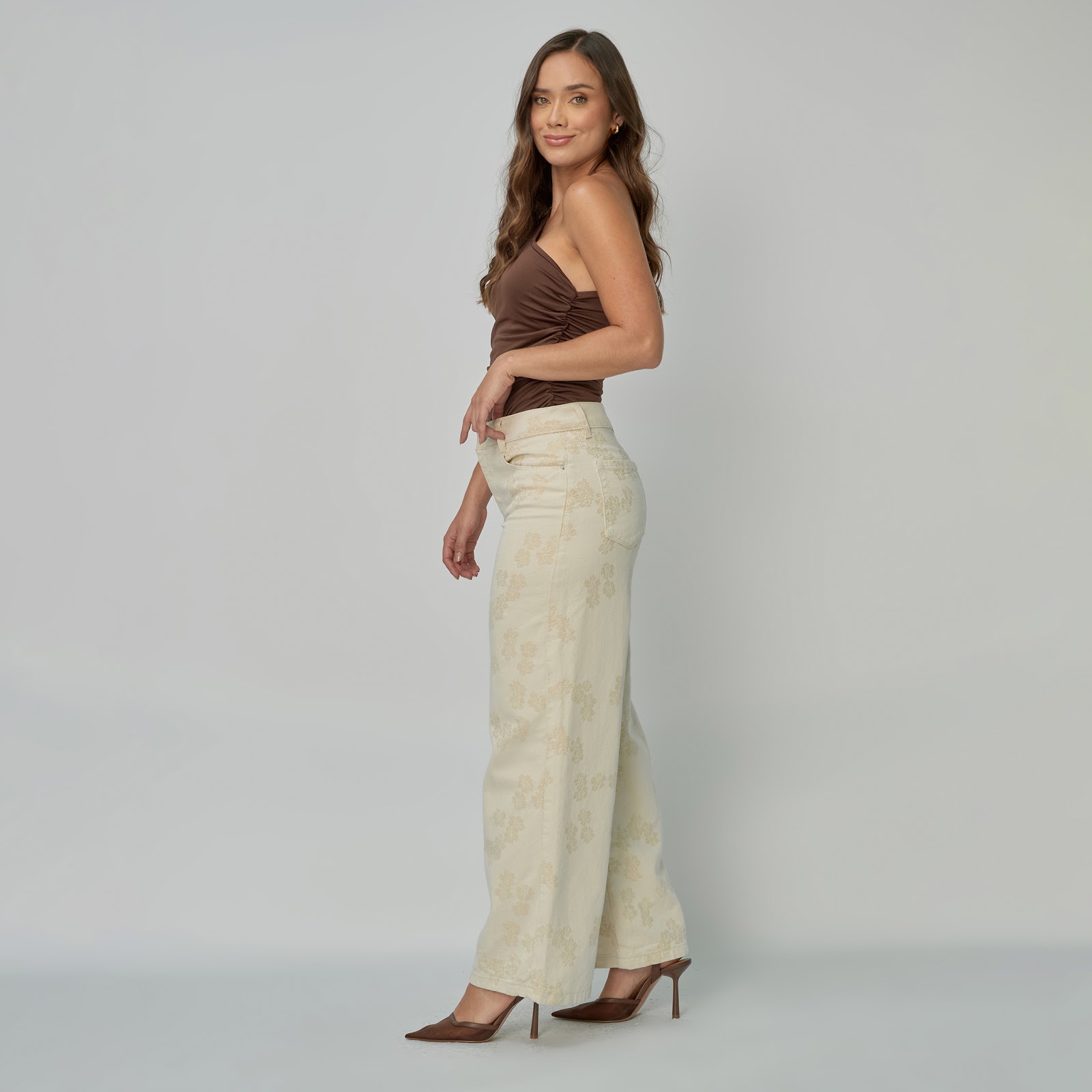 Jean dama Wide Leg tiro alto rígido con flores bordadas, color Ivory - Vista 3