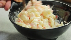 Đầu tiên cắt thanh cua thành những lát nhỏ vừa ăn.Sau đó, cho thanh cua vào bát trộn cùng với mayonnaise.