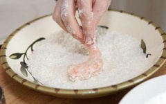 Tiếp theo, nhúng tôm lần lượt vào bột bắp, lòng trắng trứng gà, bột chiên xù như hình bên.