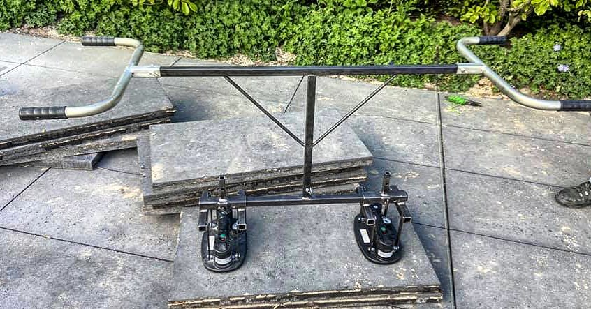THE ELECTRIC SUCTION CUP FOR LIFTING