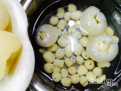 Cho nồi chè hạt sen lên bếp nấu sôi lại, nhẹ nhàng thả các quả vải đã nhồi hạt sen vào nồi chè nấu sôi lăn tăn. Các bạn nhớ hớt bọt liên tục để chè hạt sen vải thiều được trong và các bạn có thể nêm nếm lại vị ngọt của món chè vải hạt sen cho vừa với khẩu vị gia đình.