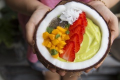 Trang trí xoài, dâu và hạt chia đã chuẩn bị lên trên và thưởng thức ngay món sinh tố bơ cốt dừa béo ngậy với topping trái cây và hạt chia nào. Món này ăn vào ngày hè là mát phải biết!