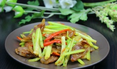 Cho món ăn ra đĩa và thưởng thức. Lạp xưởng kết hợp với cần tây làm cho món ăn trở lên hấp dẫn hơn. Vị ngậy, dai béo của lạp xưởng khi xào với cần tây sẽ tăng thêm vị thơm ngon của món ăn. Món ăn này chế biến rất đơn giản, ăn lạ miệng và ngon.