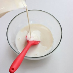 Đổ hỗn hợp sữa và gelatin vừa đun ra tô thủy tinh to, đổ sữa chua vào trộn đều. Tiếp theo, đổ mứt việt quất vào hỗn hợp trên.