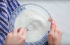 Lấy một chiếc bát có thể dùng được trong lò vi sóng, cho bột gạo nếp, đường cát trắng, vani đã nạo vụn và nước đá lạnh vào khuấy đều rồi cho vào lò vi sóng quay khoảng 4 phút. Tắt lò.