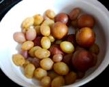 Nho và mận rửa sạch, để ráo cho vào nckd, set nhiệt ở mức nhỏ nhất của lò, quay 3 lần, mỗi lần 30 phút, sau mỗi lần đảo đều