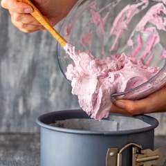 Cho heavy cream vào một cái tô khác. Đánh bông heavy cream rồi dùng kĩ thuật fold để trộn heavy cream cùng hỗn hợp kem phô mai việt quất. Sau khi trộn xong, cho tất cả vào khuôn đế bánh Oreo, dùng muỗng hoặc vạt phết cho kem bằng phẳng trong khuôn. Đậy nắp khuôn và cho bánh vào tủ lạnh trong ít nhất 3 giờ hoặc tốt nhất là qua đêm.