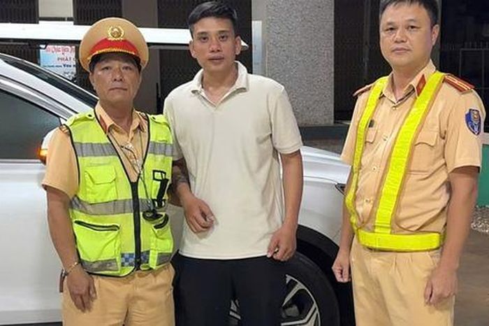 CLIP: Bé 8 ngày tuổi được CSGT hỗ trợ cấp cứu kịp thời - Báo Người Lao Động
