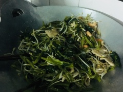 Kế đến cho hỗn hợp mì và bún vào, đổ thêm chút dầu hào pha với tỏi ớt để mì và bún ngấm đều vị. Ở bước này nếu thấy khô quá có thể cho thêm ít nước hoặc nước dùng gà đển món mì thêm đậm vị.