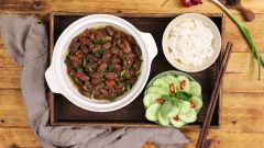 Bao tử cá basa kho tiêu với vị béo ngọt, giòn dai của bao tử cá basa hòa lẫn với vị cay nồng của hạt tiêu sẽ khiến bữa cơm nhà bạn hấp dẫn hơn bao giờ hết trong những ngày trời se lạnh. Món này ăn với cơm là hết sẩy, còn chờ gì nữa mà không vào bếp và thực hiện ngay thôi nào!