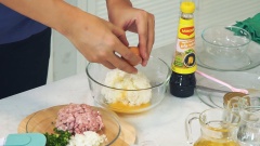 1 chén cơm nguội cho vào tô đập 1 trái trứng gà trộn đều,sau khi hành lá và trứng đã chín cho hành tây vào xào cho chín rồi đổ cơm vào chảo trộn đều chiên vừa lửa.