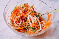 Tôm cắt bỏ đầu, râu, lột vỏ, cắt chỉ, rửa sạch, để ráo. Làm nóng chảo với chút dầu ăn, cho tôm vào áp chảo cùng chút muối và tiêu, sau 2 phút tôm chín thì gắp ra dĩa. Cà rốt bào sợi trộn cùng giá đã rửa sạch, hành tỏi băm, đường, nước mắm, nước cốt chanh.