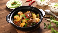 Vậy là bạn đã hoàn thành xong món sườn kho thơm đậm đà mùi vị rồi đấy. Sườn kho có hương vị thơm ngon, nước dùng sền sệt để chan với cơm sẽ hao cơm hơn rất nhiều. Khi kho, thịt sườn có màu sắc hấp dẫn, món sườn kho khóm có vị mặn ngọt xen kẽ vị chua rất vừa ăn. Cùng Cooky vào bếp và thực hiện món sườn kho hấp dẫn này ngay thôi!