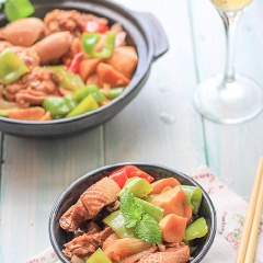 Cho thịt vịt ra đĩa/chén ăn nóng với cơm nhé!