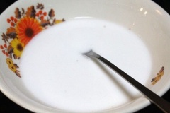 Khuấy bột gạo với 2 chén nước cho sền sệt. Bóc vỏ hành tây, rửa sạch hành lá, cắt nhỏ.