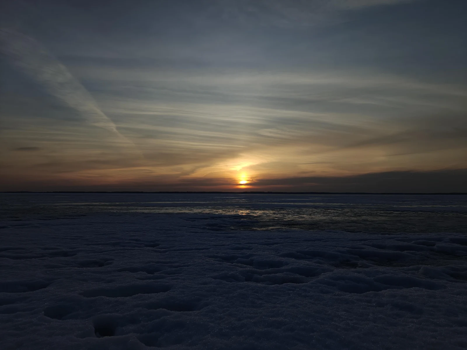 Sunset Over Frozen Winter Lake - Landscape Photography 4K Wallpaper (4096x3072)