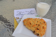 Bánh nướng chocolate và dừa giò tan trong miệng, có vị béo của dừa, đắng thơm của chocolate chip. Bánh được tạo hình thành chiếc pizza trong bắt mắt. Có thể ăn chơi hay ăn các bữa phụ đều tuyệt.