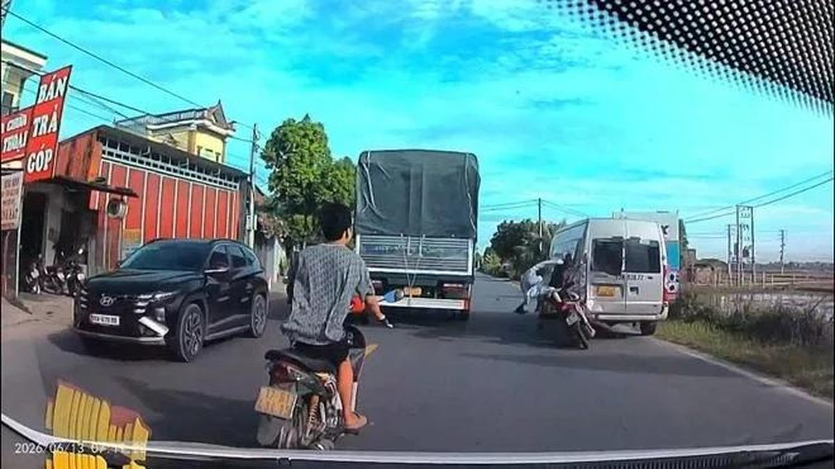 Tông vào xe khách đỗ ven Quốc lộ, đôi nam nữ tử vong tại chỗ - Báo Công An Nhân Dân