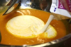 Cho phần xoài xay vào nồi gelatine, cho thêm kem whipping đã chuẩn bị, khuấy đều. Sau đó rót hỗn hợp vào các hộp nhỏ có nắp. Hoặc vào các cốc ngắn và cho vào tủ lạnh, để ít nhất 2 hoặc 3 giờ.