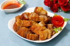 Thịt quay giòn bì với thịt heo ba chỉ quay mềm béo và thơm phức, đặc biệt là phần bì giòn tan, dùng với cơm trắng nóng và dưa cải muối hoặc củ kiệu muối thì không còn gì bằng.