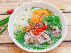 Món ăn này nhở có phần mọc dai dai của giò sống, sần sật của nấm mèo nên rất ngon. Vắt thêm ít chanh cộng thêm vài lát ớt cay nữa là hết ý.