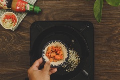 Tận dụng dầu ăn trong chảo, cho tỏi băm vào phi thơm. Sau đó cho gạch cua vào xào sơ qua. Thêm gia vị và xốt nêm thịt gà knorr. Đổ nước dừa vào đun sôi.