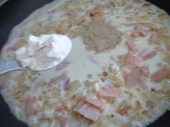 Bắc chảo lên bếp, cho bơ vào, bơ tan cho hành tây vào xào thơm. Kế đến cho bacon (thịt xông khói) vào xào 1-2 phút rồi cho sữa tươi, gia vị phía trên vào nấu sôi thì cho bột mì vào khuấy cho đến khi có hỗn hợp sánh. Cuối cùng cho nui, phô mai vào trộn đều, ta sẽ có 1 hỗn hợp hơi dính là tắt bếp.