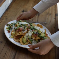 Cho bánh snack khoai tây ra đĩa, rải đều rau mầm, trái bơ và thịt xông khói. Sau đó rưới vào sốt sữa chua vừa pha. Khi ăn trộn đều lên nhé! Món salad bơ thịt xông khói với snack khoai tây giòn béo, chua chua hấp dẫn, dùng làm món ăn khai vị rất tuyệt.