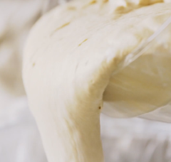 Rót cà phê vào tô heavy cream, rót sữa đặc vào, nhẹ nhàng trộn đều để tránh vỡ bọt khí. Rót kem ra khuôn đã lót sẵn bọc nilon hoặc màng bọc thực phẩm. ể kem đông ít nhất 6 giờ hoặc qua đêm là bạn có thể thưởng thức được rồi.