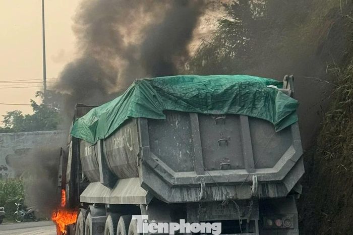 Xe đầu kéo bốc cháy dữ dội khi đang lưu thông trên Quốc lộ 70 - Báo Tiền Phong