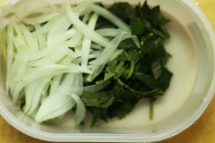 Rửa sạch hành tây và rau răm, cắt nhỏ.