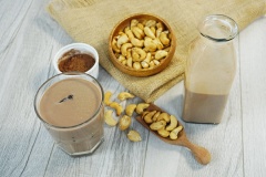 Từng dòng sữa sánh mịn thơm mùi cacao, thêm vị bùi béo của hạt điều, ngọt thanh của đường phèn thật hấp dẫn. Vừa an toàn hợp vệ sinh, vừa cung cấp dưỡng chất cho cả gia đình, bắt tay làm ngay thôi các mẹ ơi!