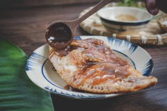 Bày cá đã chiên chín vàng ra đĩa. Cá đạt chuẩn phải chín đều hai mặt và lớp da giòn không bị nát. Rưới nước sốt me đã nấu cùng gia vị lên trên cá chiên. Trang trí ít ớt và ngò rí cho đẹp mắt.