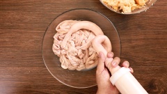 Dùng dụng cụ nhồi xúc xích nhồi phần nhân vào ruột non, dồn đều thịt, cột lại thành từng đoạn dài 10cm. Nếu ở nhà bạn không có chỉ cột thực phẩm, bạn có thể xoắn chặt lại thành từng đoạn, ở hai đầu đoạn ruột chừa dư lòng ra để nhân không bị bung ra ngoài. Và nếu ở nhà bạn không có dụng cụ nhồi xúc xích, bạn có thể dùng phễu và một chiếc đũa để nhồi vào phần ruột.