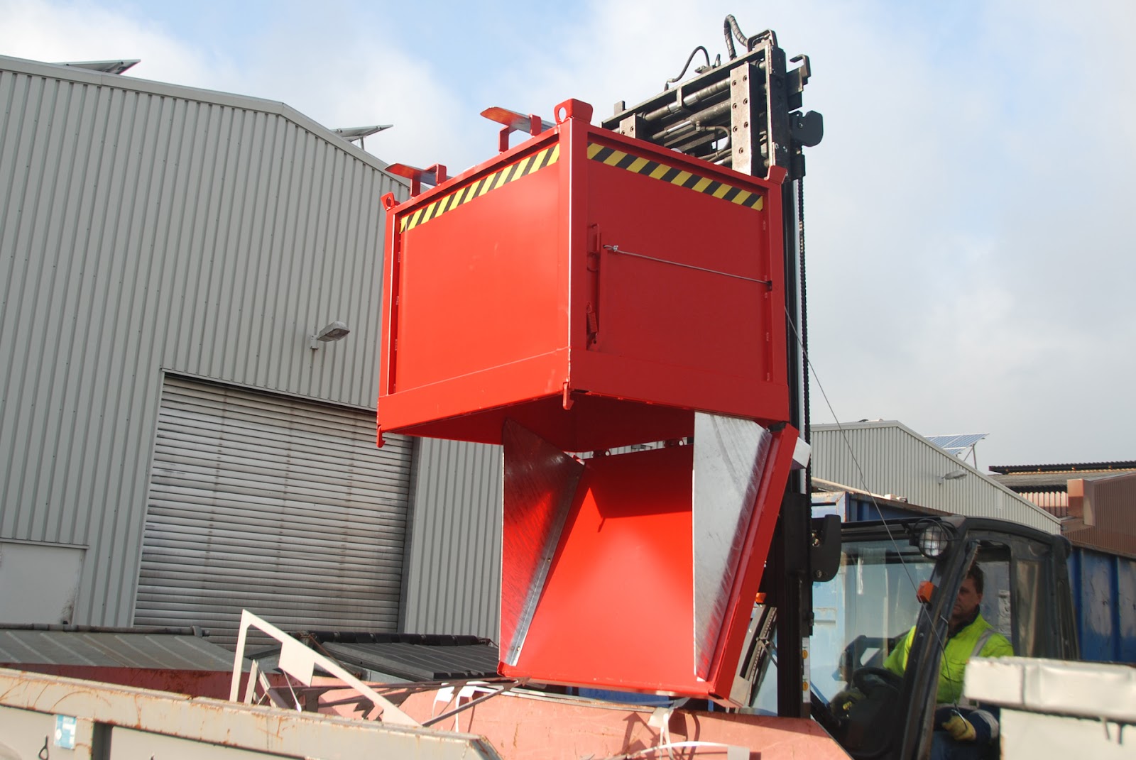 Bodemklepcontainer FB 750, gelakt, Resedagroen