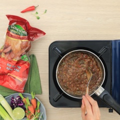 Phi thơm 30gr hành boaro băm, 30gr gừng băm, 30gr ớt băm. Tiếp đó cho 60gr bơ đậu phộng, 60gr tương đen, 60gr mật ong và 1/2 muỗng cà phê muối vào trộn đều, đổ nước chấm ra chén và rắc thêm 30gr đậu phộng xay nhuyễn.