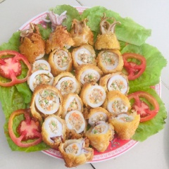 Cho dầu lên bếp nóng chảo cho mực vào chiên xù. Chiên xong cho ra giấy thấm dầu. Xong cắt ra từng khoanh.