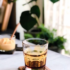 Sau khi có kem trứng và Caramel, ta lần lượt cho lớp caramel xuống đáy ly, nghiêng ly để sốt bám dính vào thành ly. Cho tiếp kem trứng vào ly nè. Thêm đá và rót sữa tươi không đường vào là hoàn thành.