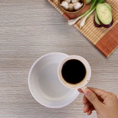 Chuẩn bị một cái tô nhỏ, cho vào 100ml nước sôi, 2 muỗng canh nước tương, 1 muỗng canh rượu, 1/2 muỗng canh giấm, 1.5 muỗng canh dầu hào và 1 canh đường sau đó khuấy tan hỗn hợp.