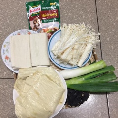 Chuẩn bị nguyên liệu. Cắt đôi đậu ra chiên vàng nhẹ 2 mặt, phi hành boarô cho thơm, đập gừng bỏ vào chung borô rồi tắt bếp.