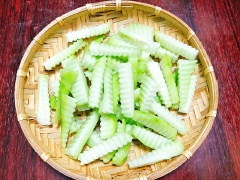 Trước tiên bạn rửa sạch su su rồi cắt bỏ đầu và đuôi quả, gọt sạch vỏ và khoét bỏ hết phần vỏ trên các khe dọc quả su su, bổ đôi rồi moi bỏ hết ruột sau đó rửa lại cho sạch. Cắt thành những thanh dài cỡ 1 ngón tay bằng dao gợn sóng hoặc dao thường.
